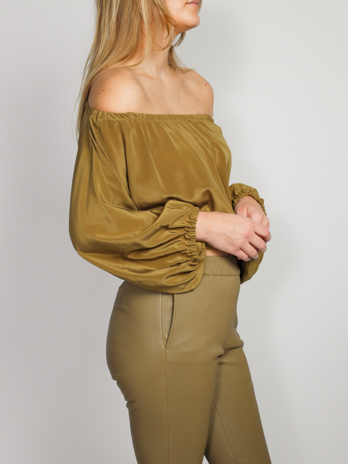 Odeeh Off-Shoulder Bluse aus Seide   olive 34