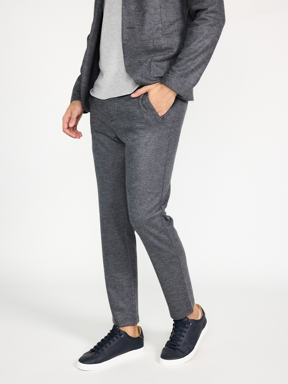 Harris Wharf London Jogger pants made of wool with a pattern  grey 48