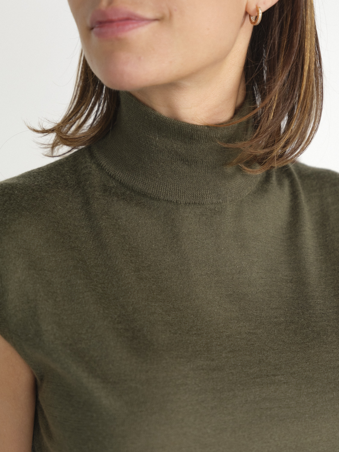 Lisa Yang Lucy - Sleeveless cashmere shirt with turtleneck   khaki 36