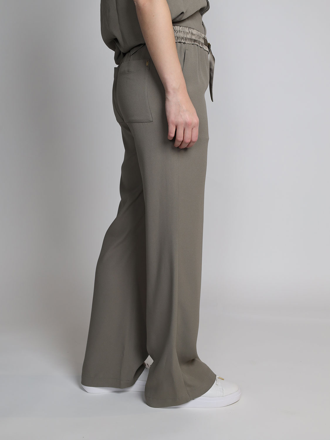 Ami Paris  Flowing trousers with belt detail  beige S