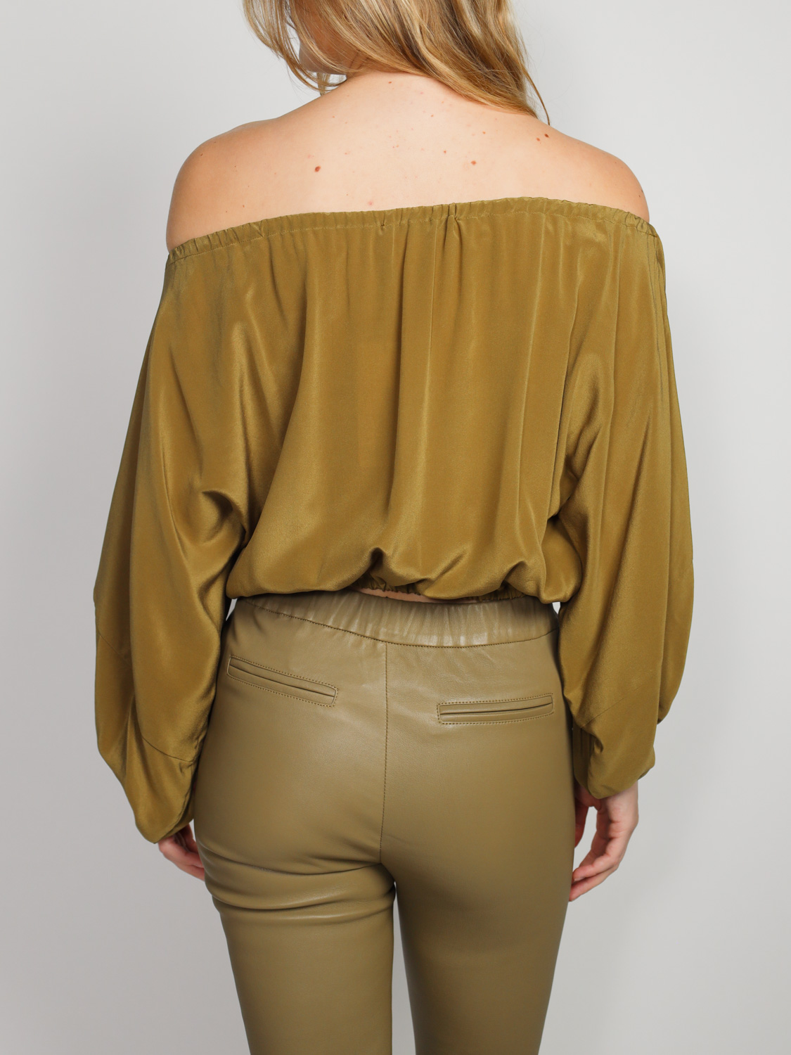 Odeeh Off-Shoulder Bluse aus Seide   olive 34