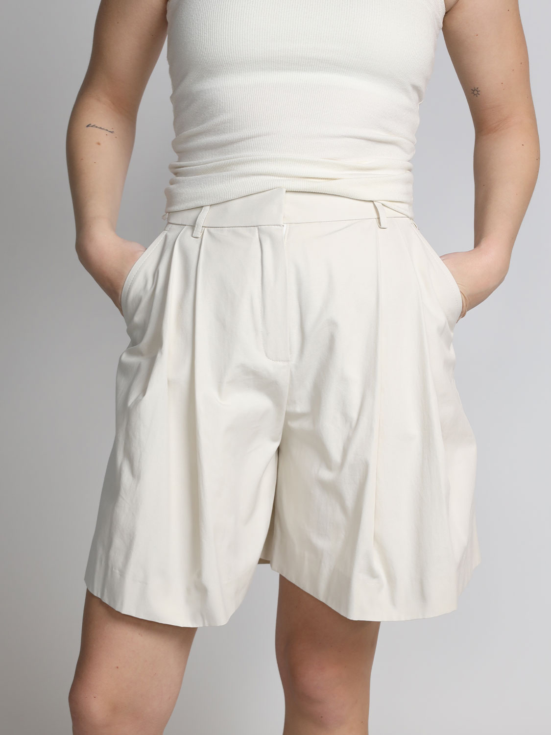 Nina Ricci Weite Bundfaltenshorts  beige 34