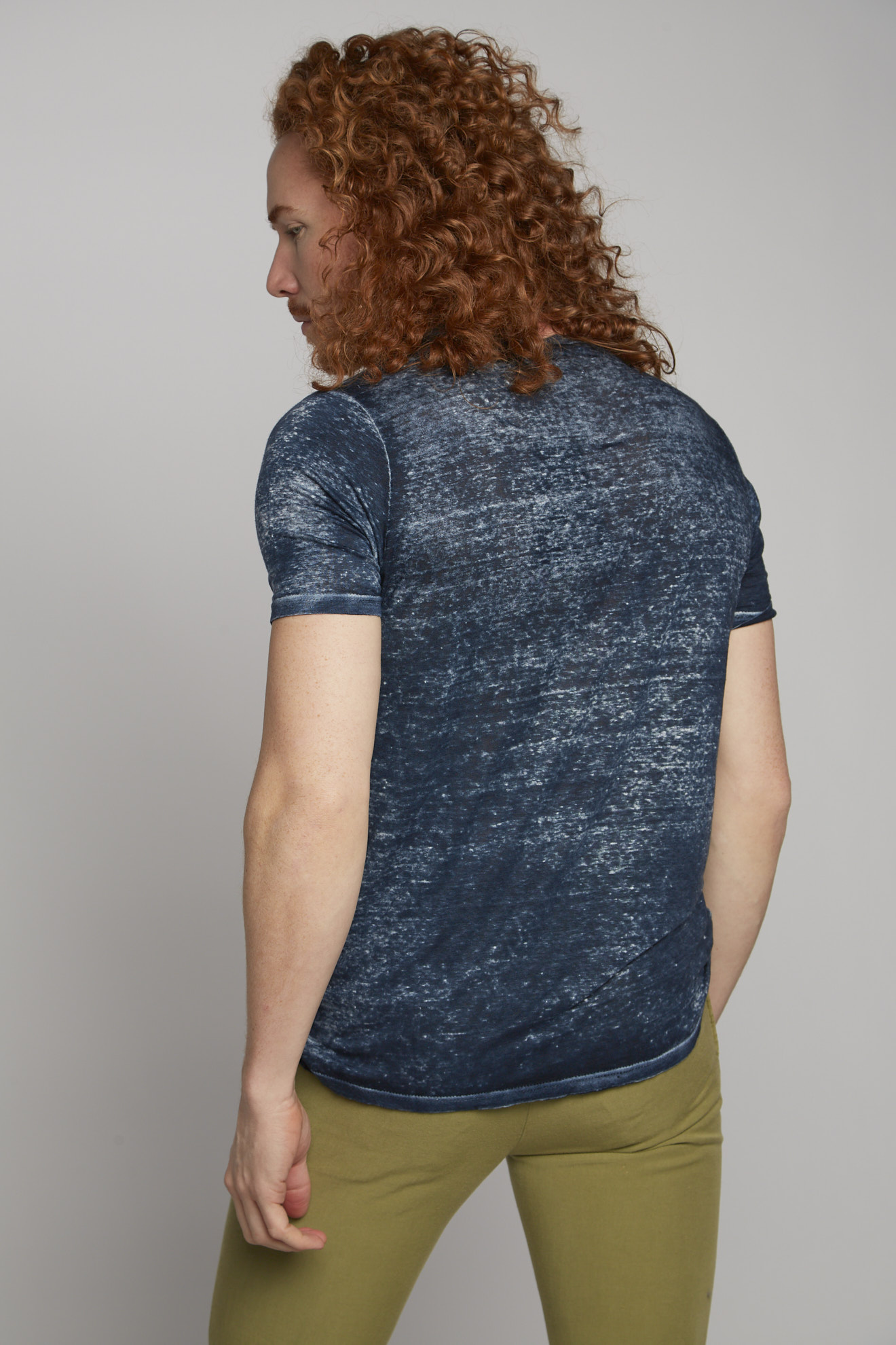 avant toi tshirt blau all over print weiß linen model rückansicht