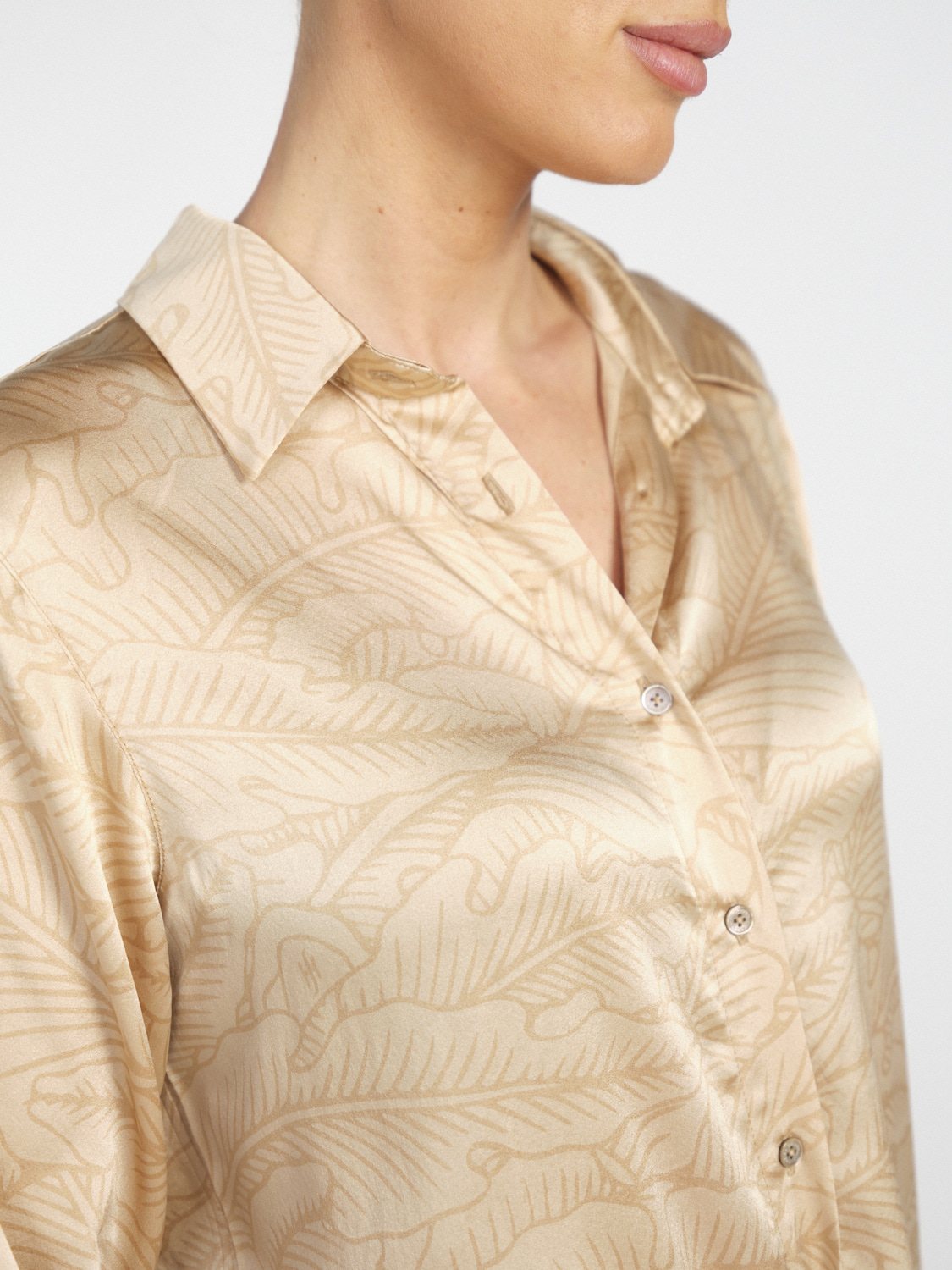 friendly hunting Dura Ingadi – silk blouse with floral pattern  beige S