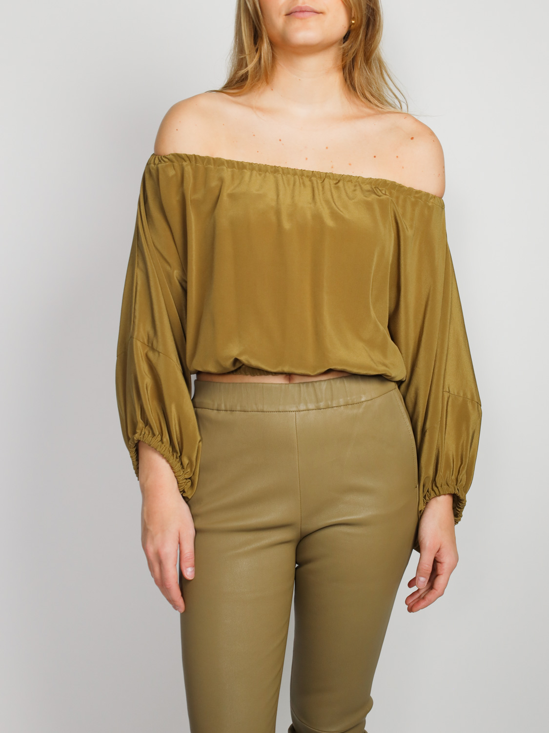 Off-Shoulder Bluse aus Seide  