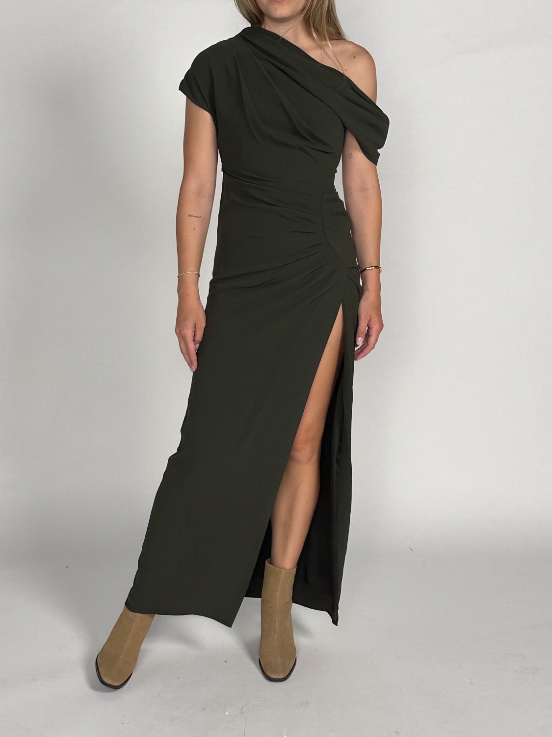 Simkhai Kally – Maxikleid mit drapierter Schulter   khaki 36