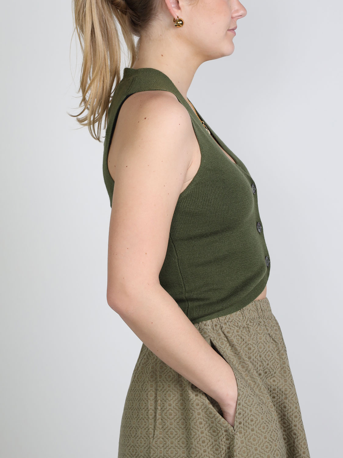 friendly hunting Partida Laima - Knitted vest in wool-silk blend   khaki XS