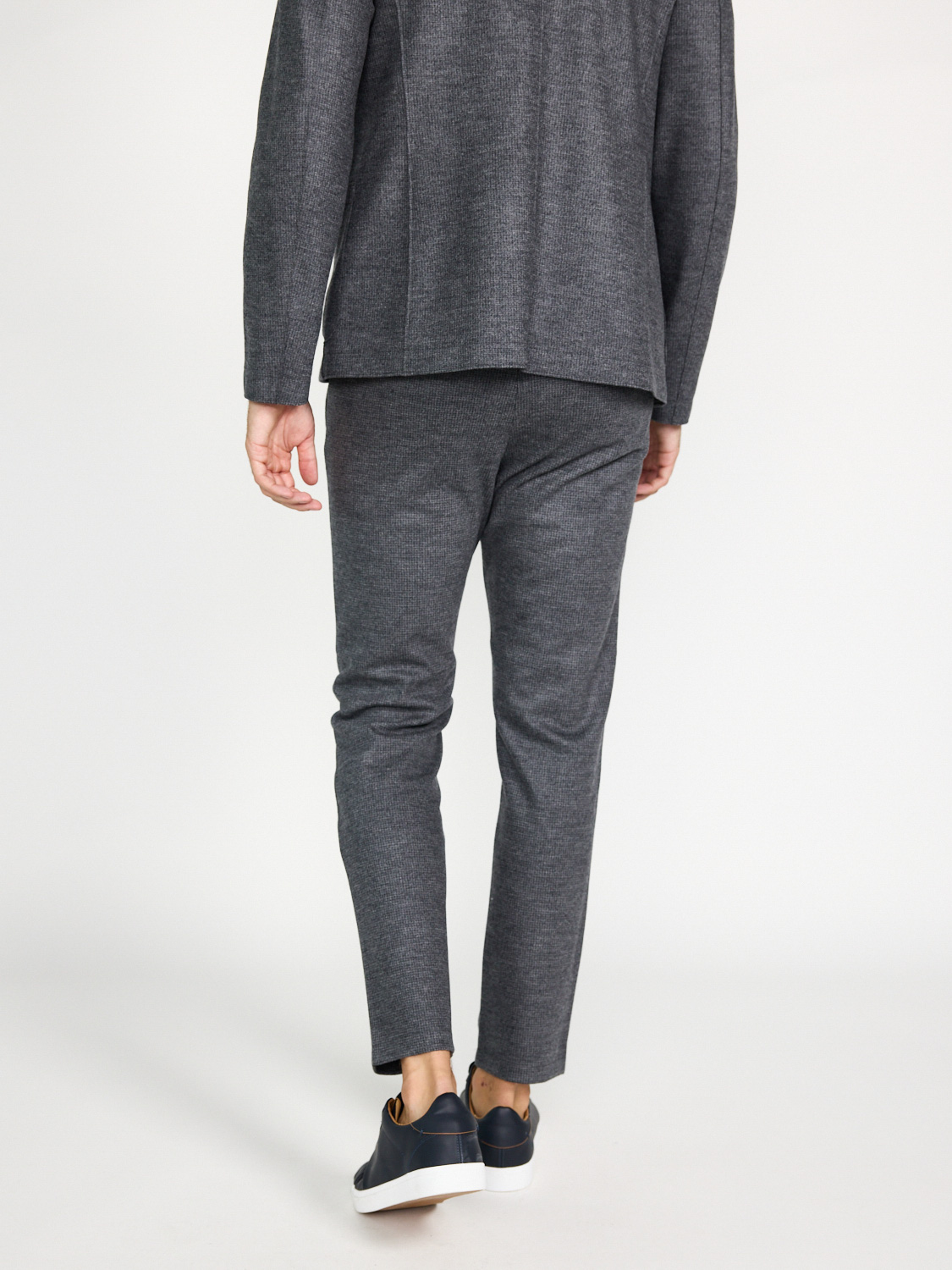 Harris Wharf London Jogger pants made of wool with a pattern  grey 48